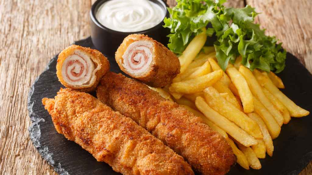 Flamenquín es un plato andaluz elaborado con rodajas de jamón serrano.