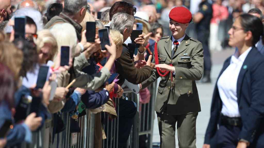 La Princesa Leonor saluda a los ciudadanos a su llegada a La Seo del Salvador de Zaragoza.