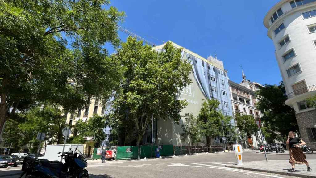 Estado actual del edificio de los Hermanos Bécquer, cubierto por una gran 'lona' y en obras.