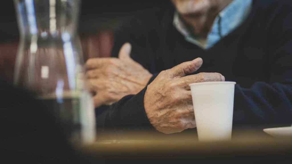 Detalle de las manos del escritor Manuel Vicent durante la entrevista con EL ESPAÑOL | Porfolio.