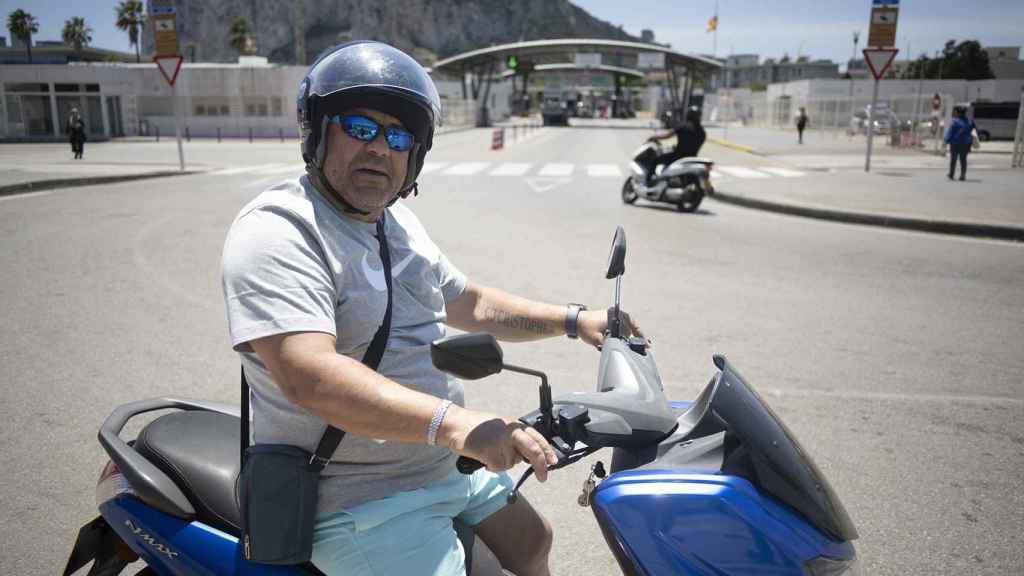José Agustín, tras salir de Gibraltar para ver a su madre, que vive en la Línea.