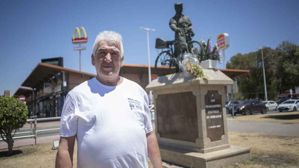 Manolo Márquez, recién jubilado tras 44 años trabajando en Gibraltar, junto al monumento al Transfronterizo.