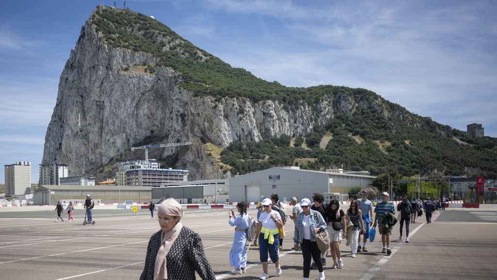 Miles de personas cruzan a diario la pista de aterrizaje del aeródromo de Gibraltar.