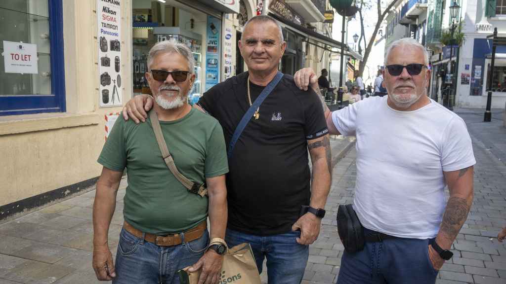 De izquierda a derecha,Joe, Frances y Ronnie, en Main Street.