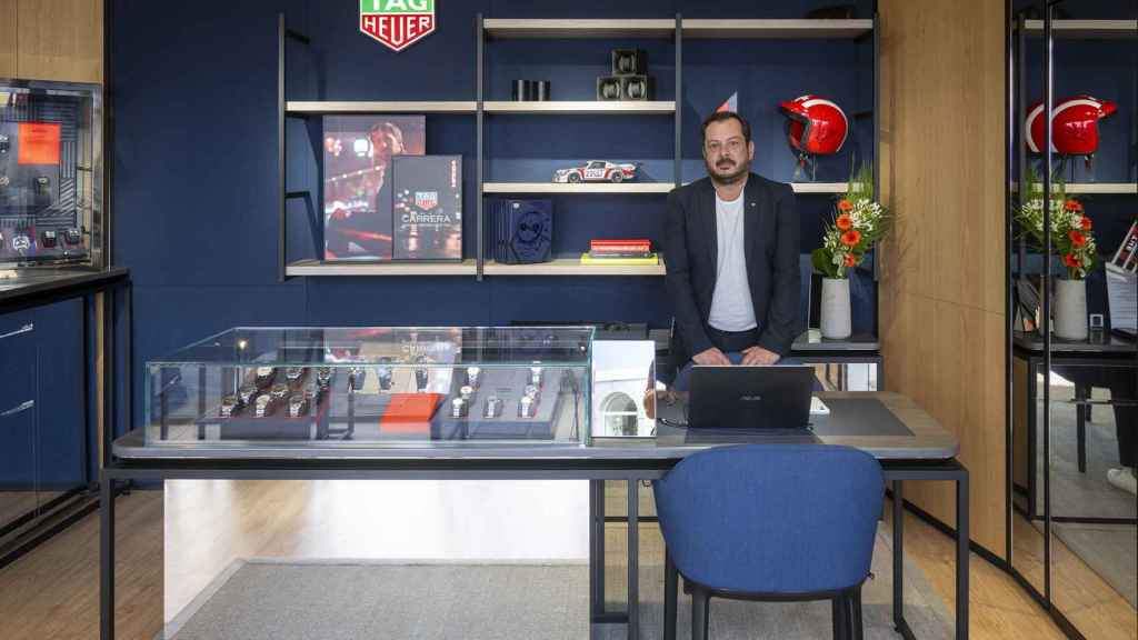 Carlos  Moya, trabajando como encargado en una de las tiendas de Gibraltar.