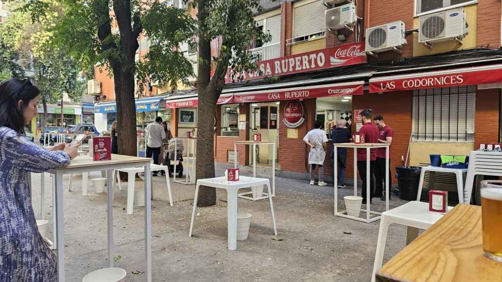 Clientes en la terraza de Casa Ruperto.