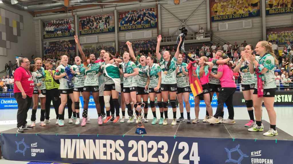 Las jugadoras en el podio de campeonas de Europa.