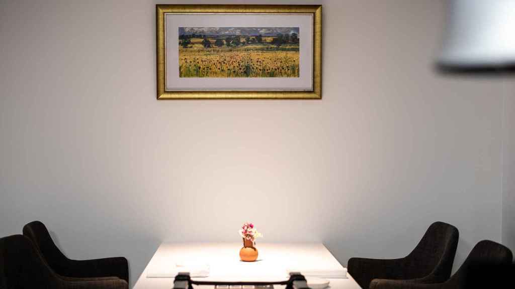 Uno de los cuadros del artista Philippe Monteagudo, padre del cocinero.