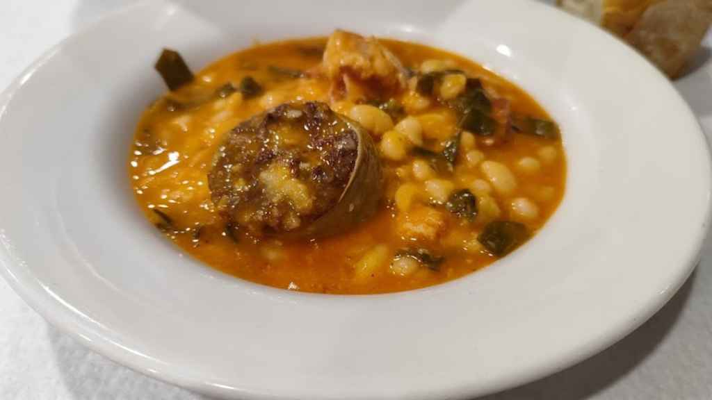 Plato de cocido de la Bodega Fuente Dé en Santander.
