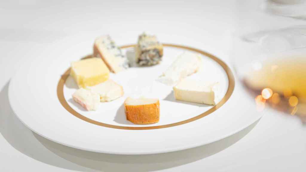 Los quesos que se sirven tras mostrarse en el carro.