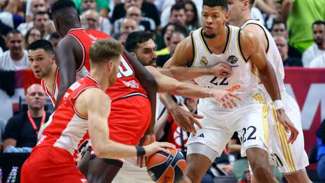 Tavares defiende en el partido ante el Olympiacos.