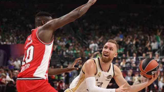 Musa busca la canasta ante la oposición de los jugadores del Olympiacos.