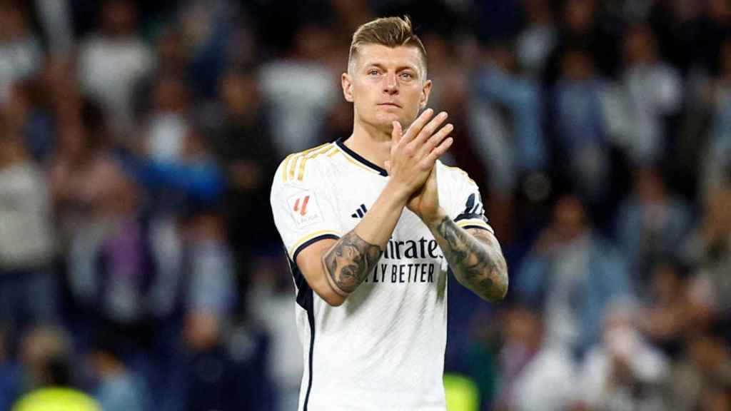 Toni Kroos despidiéndose del Santiago Bernabéu