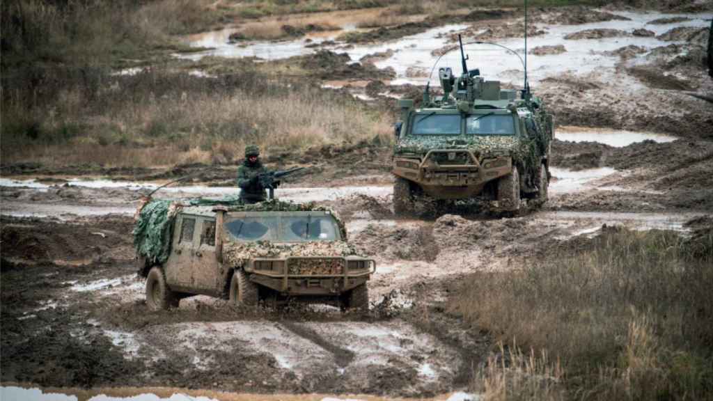 Dos vehículos de la BRILAT en el campo de maniobras de la base de Eslovaquia, en un ejercicio táctico