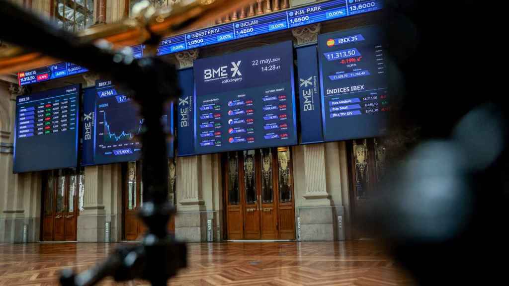 Un panel del Palacio de la Bolsa de Madrid muestra la cotización del Ibex 35.