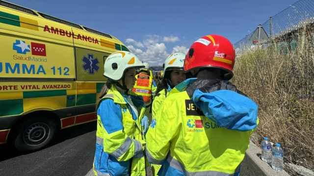 Sanitarios del SUMMA 112 en el accidente en la A-6 a la altura de Collado Villalba.