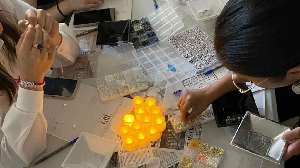 En el segundo evento organizado por Ángela, los asistentes realizaron pulseras para intercambiar en el concierto de Taylor Swift.