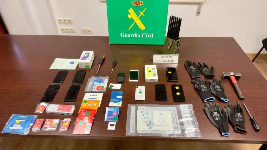 Efectos incautados en los registros, utilizados para los robos a camioneros en Ourense.