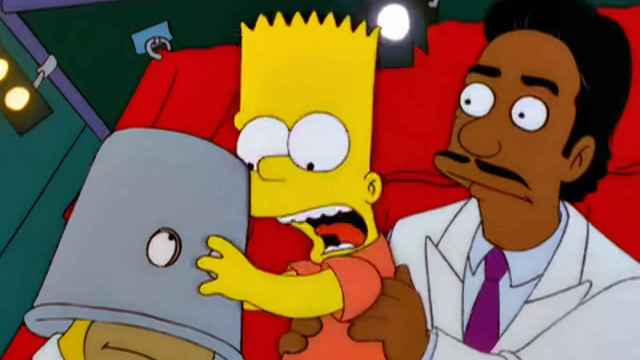 Escena de Los Simpson en que Bart, gracias a laspalabras de un predicador, consigue quitarle a su padre el cubo quese le había quedado pegado en la cabeza.