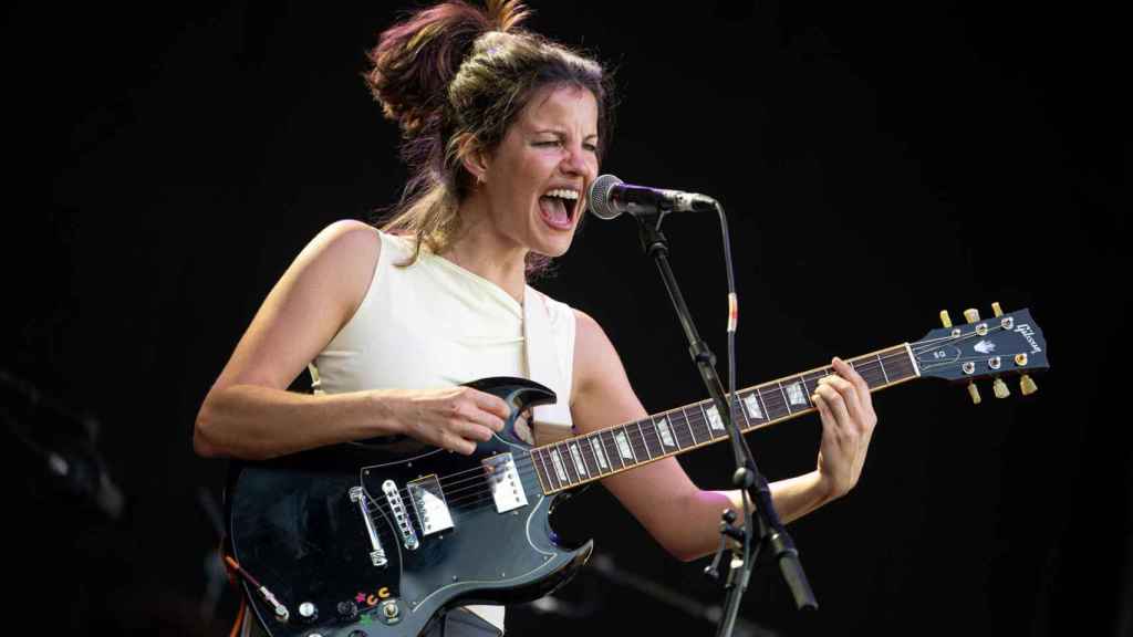 Carlota Cossials, de la banda Hinds durante el concierto del Tomavistas. Foto: EFE/Daniel González