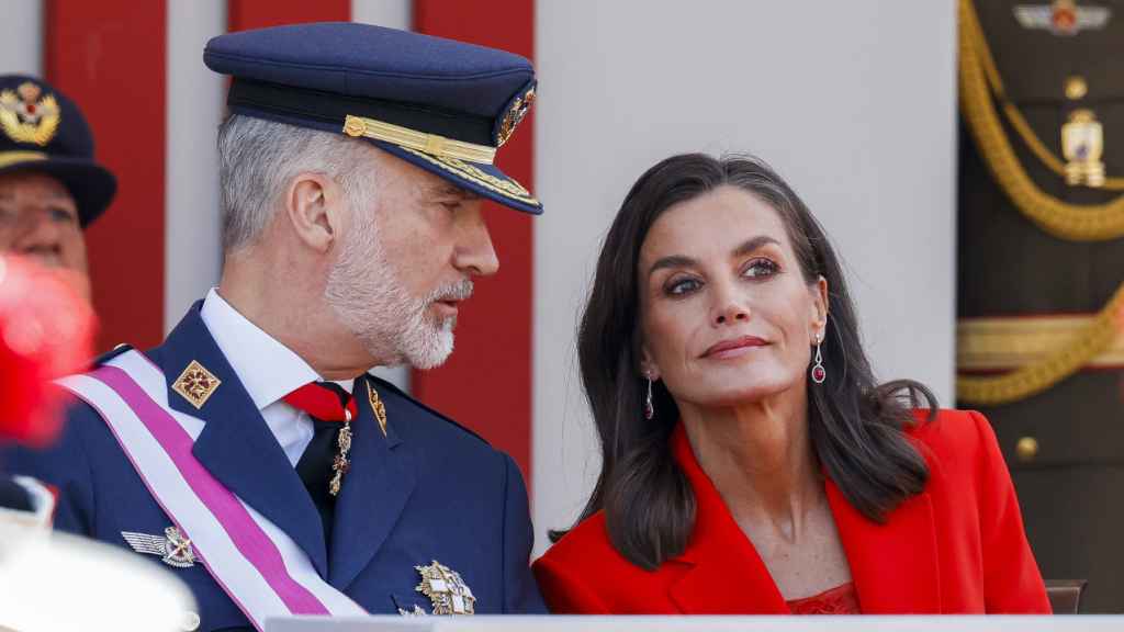 Felipe y Letizia en Oviedo. En la foto se puede apreciar el detalle de los pendientes de la Reina.