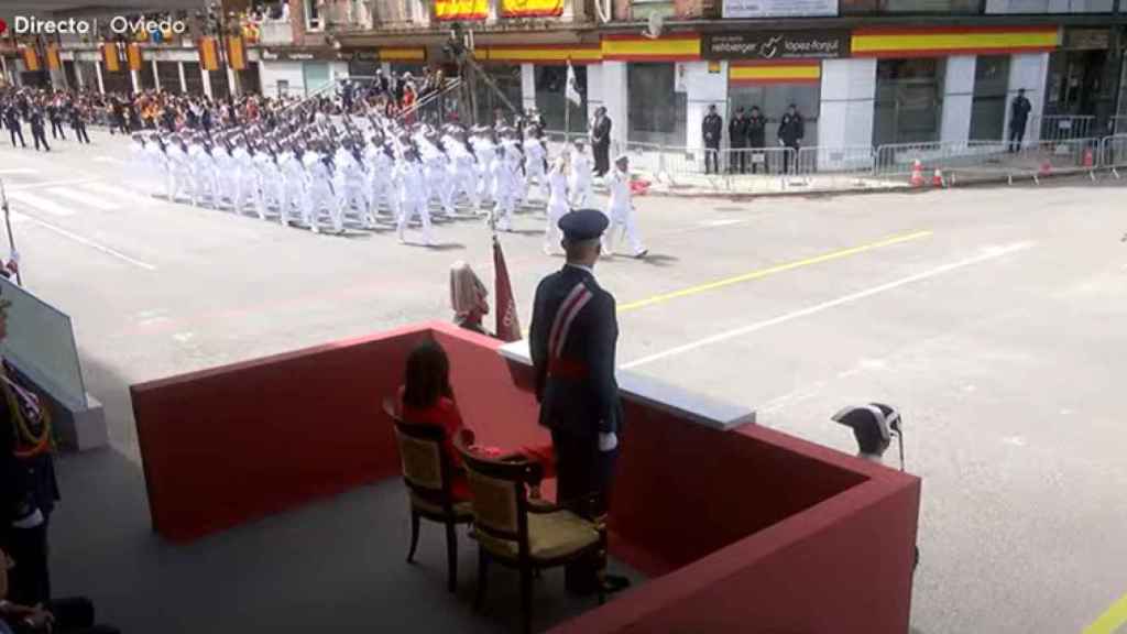 La imagen del día en la que se ve a la reina Letizia con el pie en alto durante el desfile de las Fuerzas Armadas.