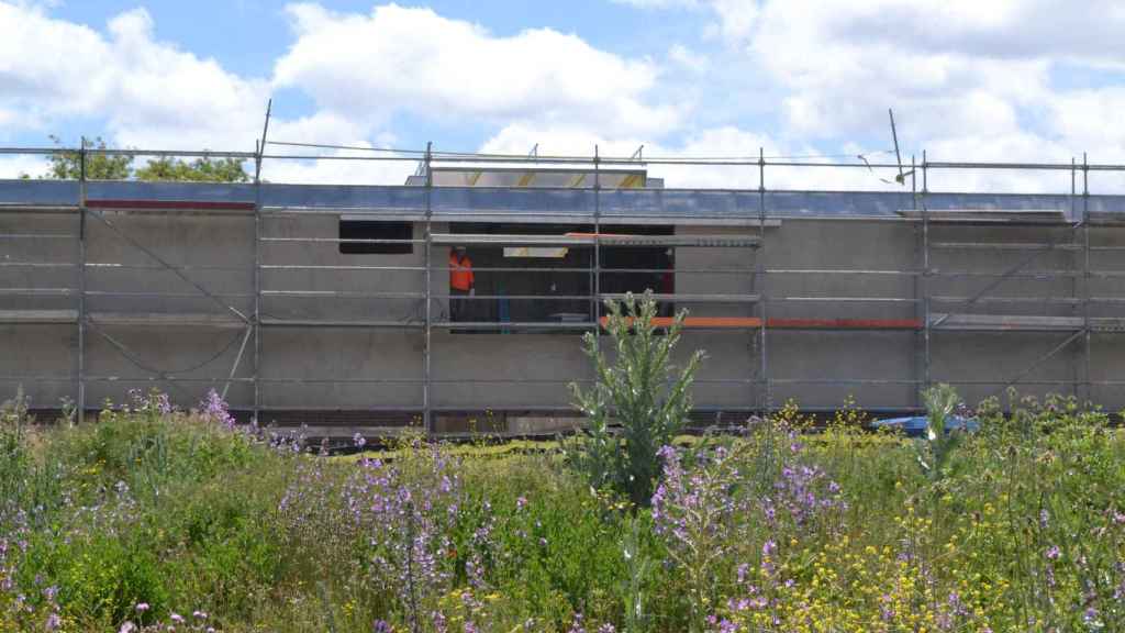 Obreros trabajando en el Centro de Salud de La Magdalena