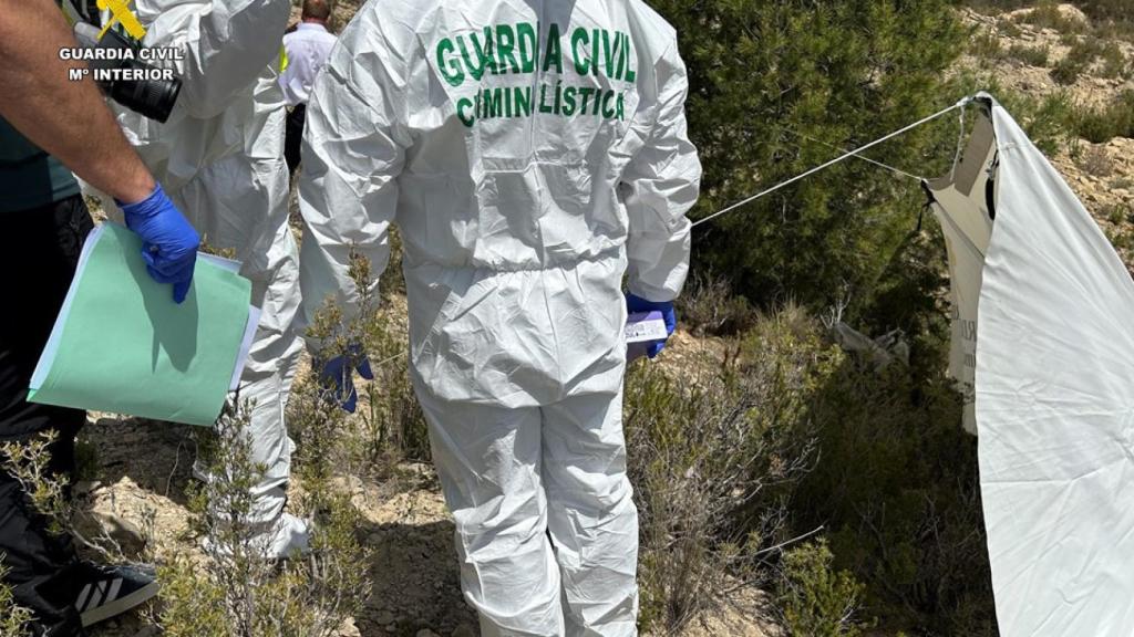 La Guardia Civil, junto al equipo forense.