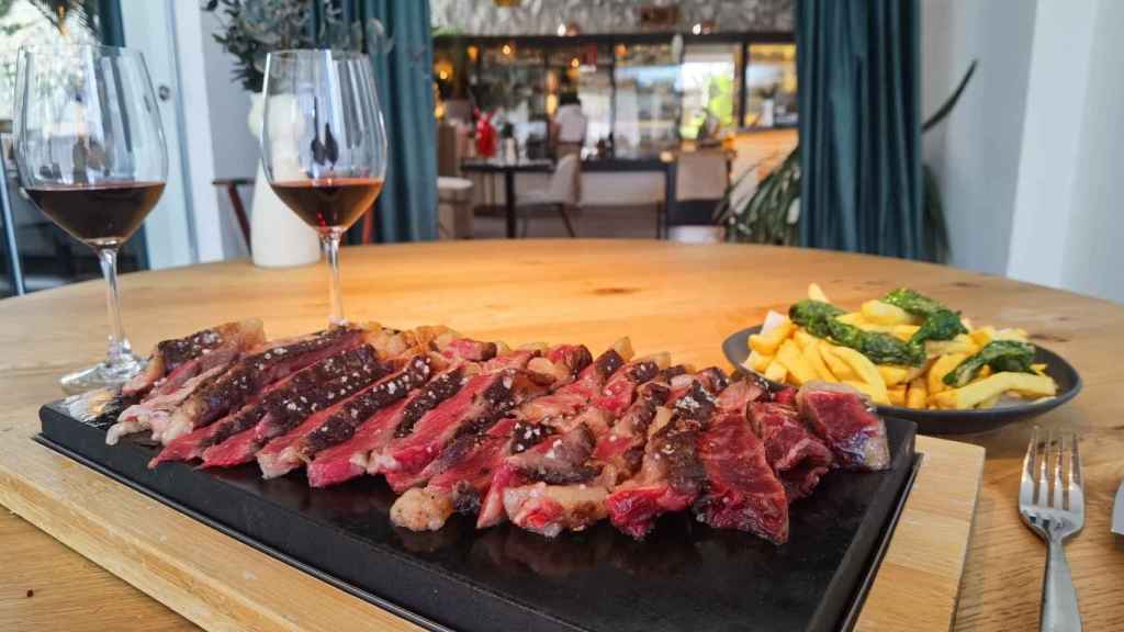 La carne a la brasa es uno de los principales atractivos de la oferta de Petimetre.