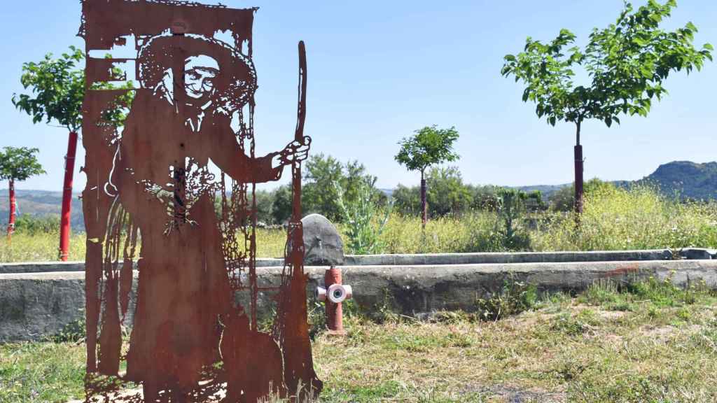 Escultura de una bruja en El Berrocal, camino de Zarapayas en Villarino de los Aires