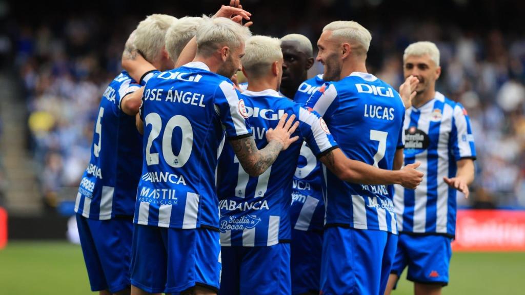 Los jugadores del Deportivo celebran el gol de Alcaina.