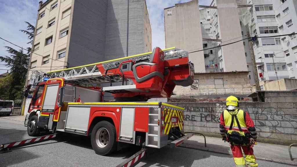 Un camión de bomberos en las inmediaciones donde se ha derrumbado la pared de un edificio en Vigo.