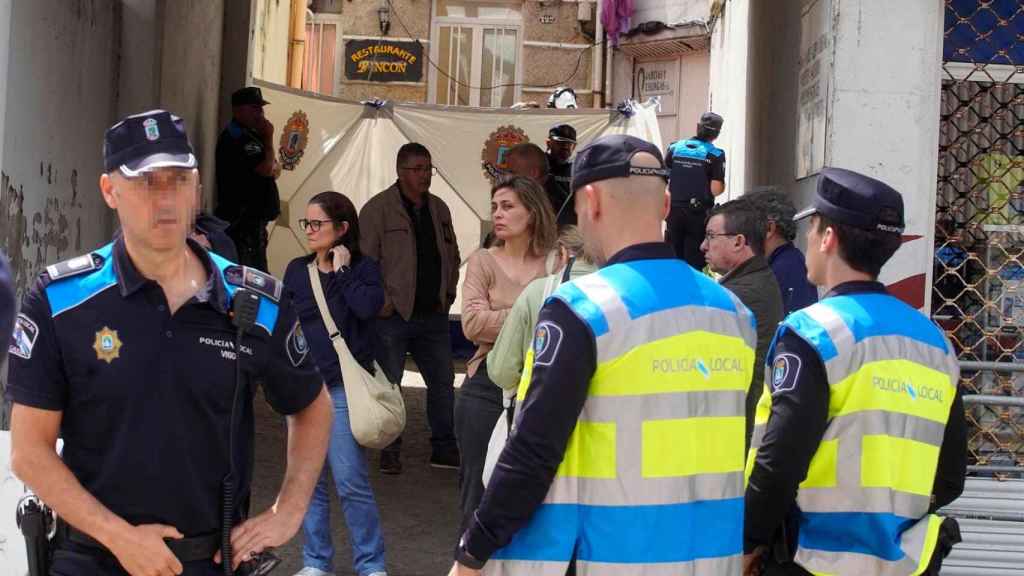 Agentes de policía local en las inmediaciones donde ocurrió el accidente.