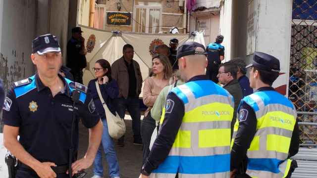 Agentes de policía local en las inmediaciones donde ocurrió el accidente.
