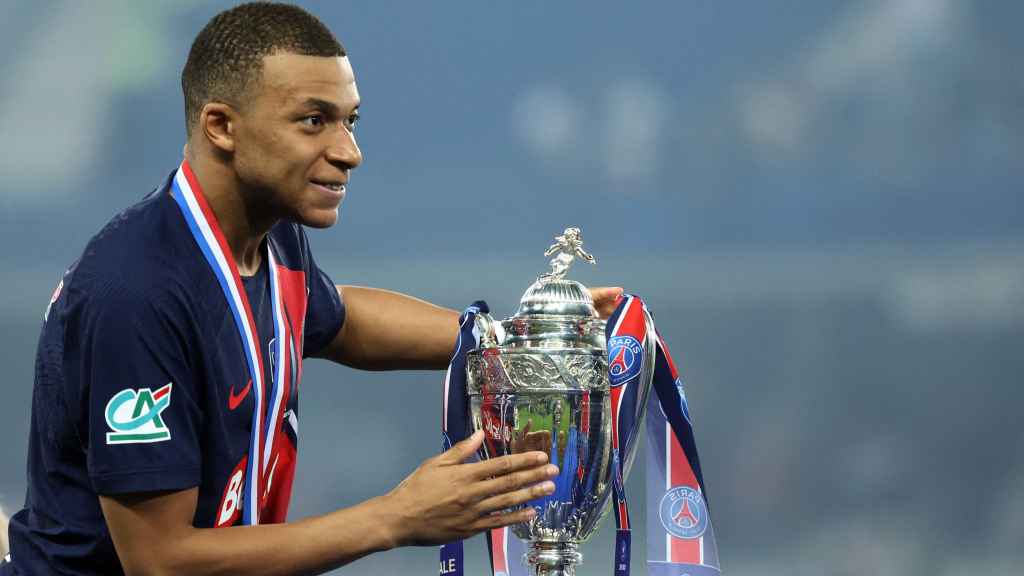 Mbappé coge el trofeo de Copa de Francia