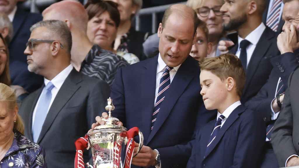 El príncipe Guillermo y su hijo el príncipe Jorge, en la final de la Copa Inglesa, celebrada en Wembley.