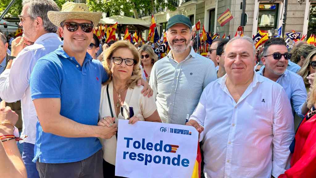 Carlos Velázquez y otros representantes del PP de Toledo en el acto de protesta de Madrid