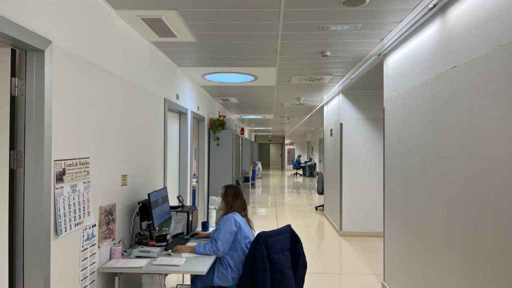 Imagen de una de las trabajadoras del Hospital Valle del Guadalhorce de Málaga.