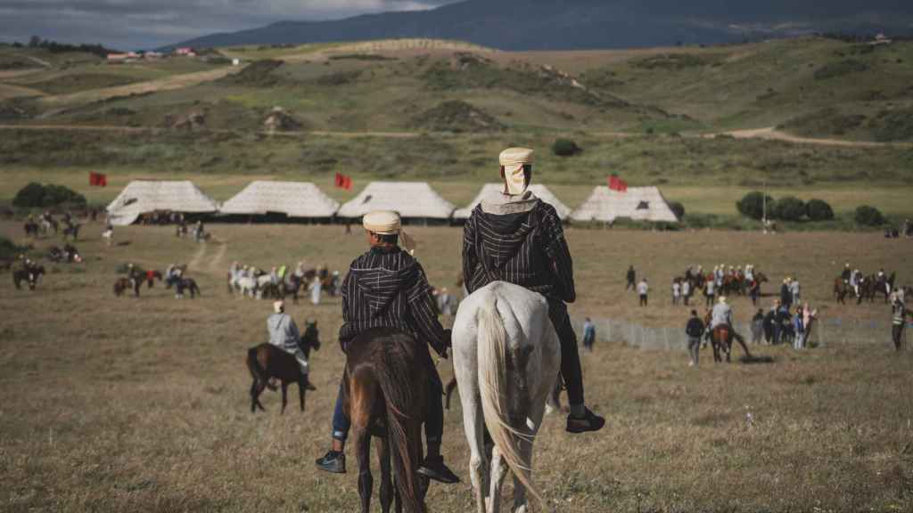 Dos jinetes entrenan durante la primera jornada del Festival Internacional Mata, 2024.
