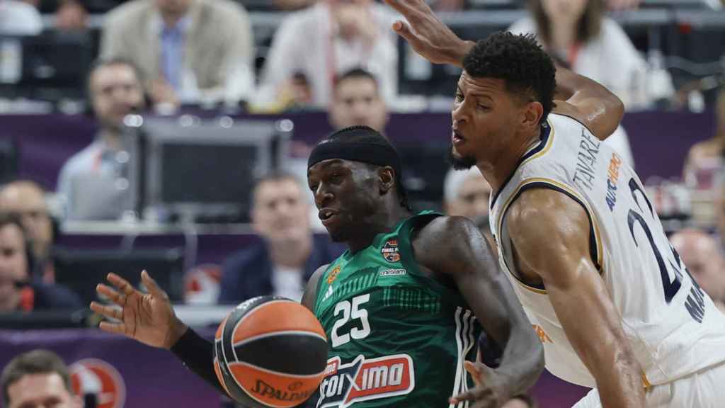 Tavares, en la pelea por el balón con Nunn.