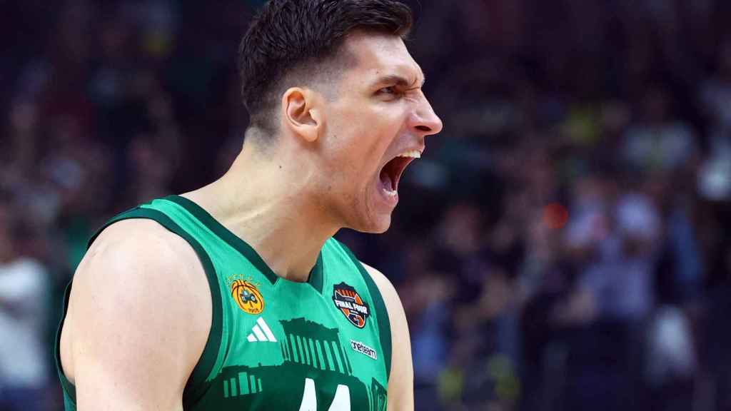 Mitoglou, del Panathinaikos, celebra una acción.