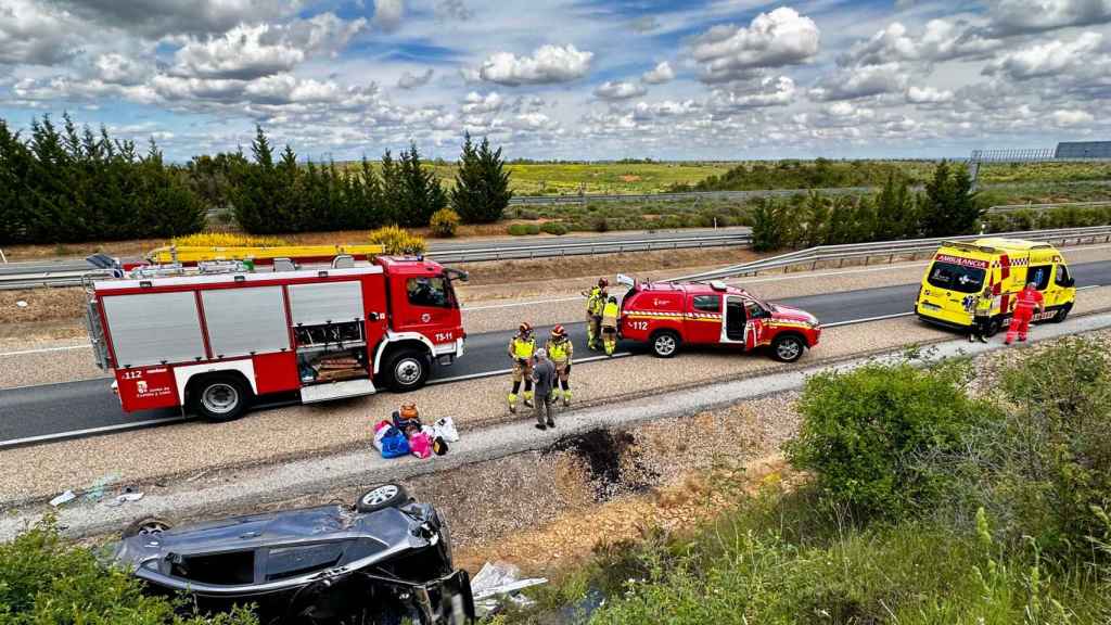 Los bomberos en el lugar donde ha volcado el vehículo