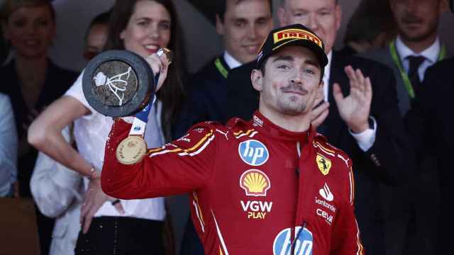 Charles Leclerc celebra su triunfo en Mónaco.