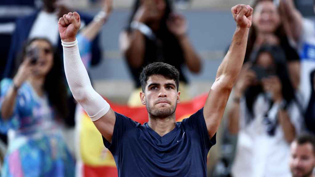 Carlos Alcaraz celebra su triunfo ante Wolf.