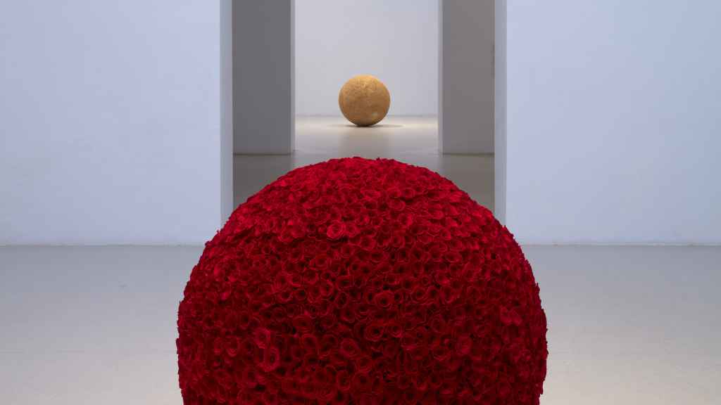 James Lee Byars: 'The Rose Table of Perfect', 1989. Al fondo, 'The Tomb of James Lee Byars', 1986. © The Estate of James Lee Byars. Cortesía de Michael Werner Gallery / Museo Reina Sofía
