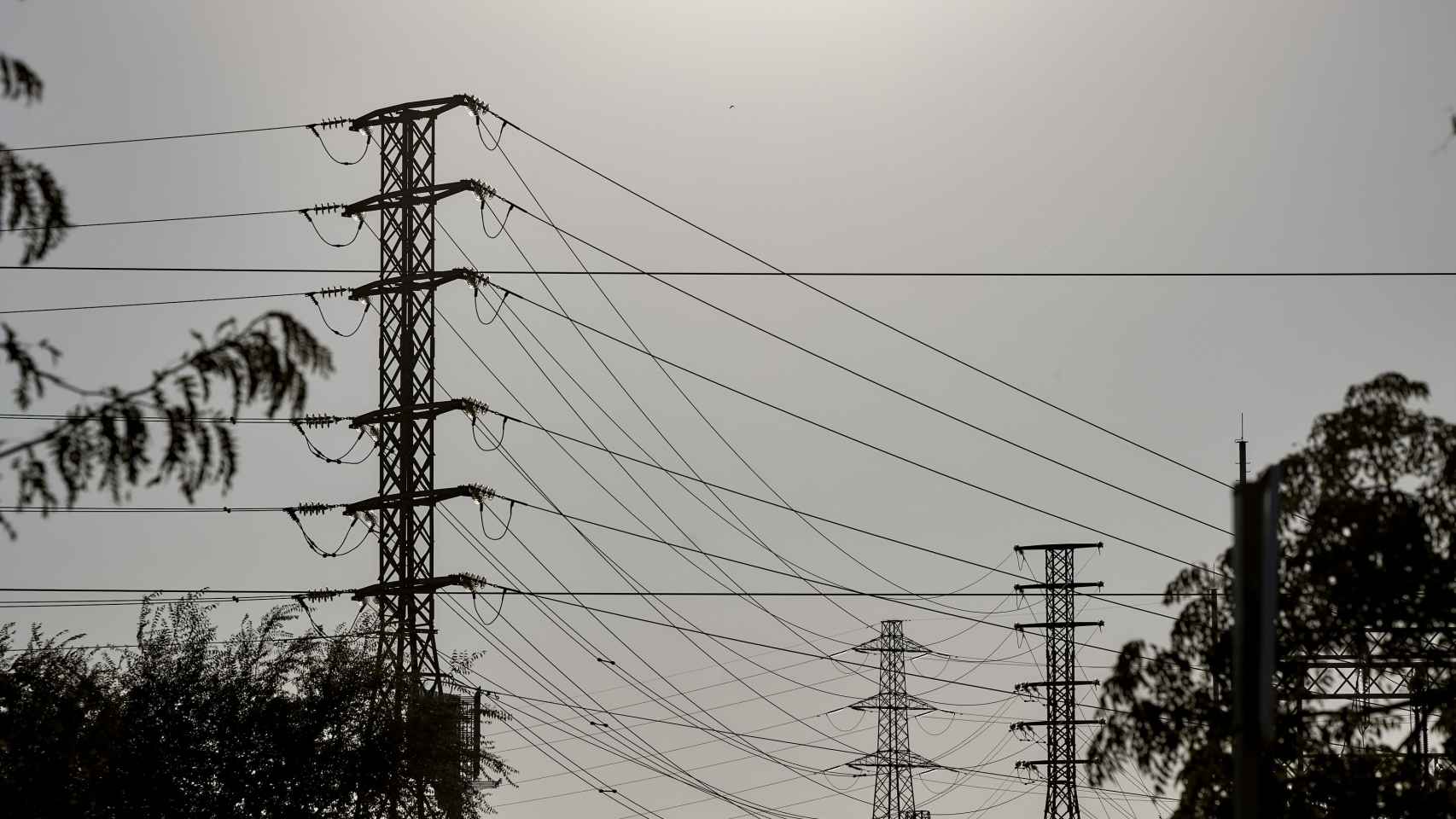 Vista de una torre de alta tensión.