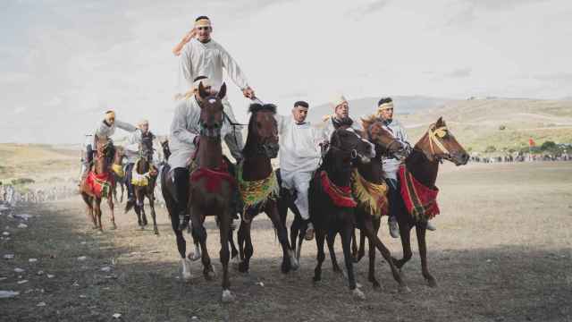 Un grupo de jinetes practican en el Festival Mata de Tánger.