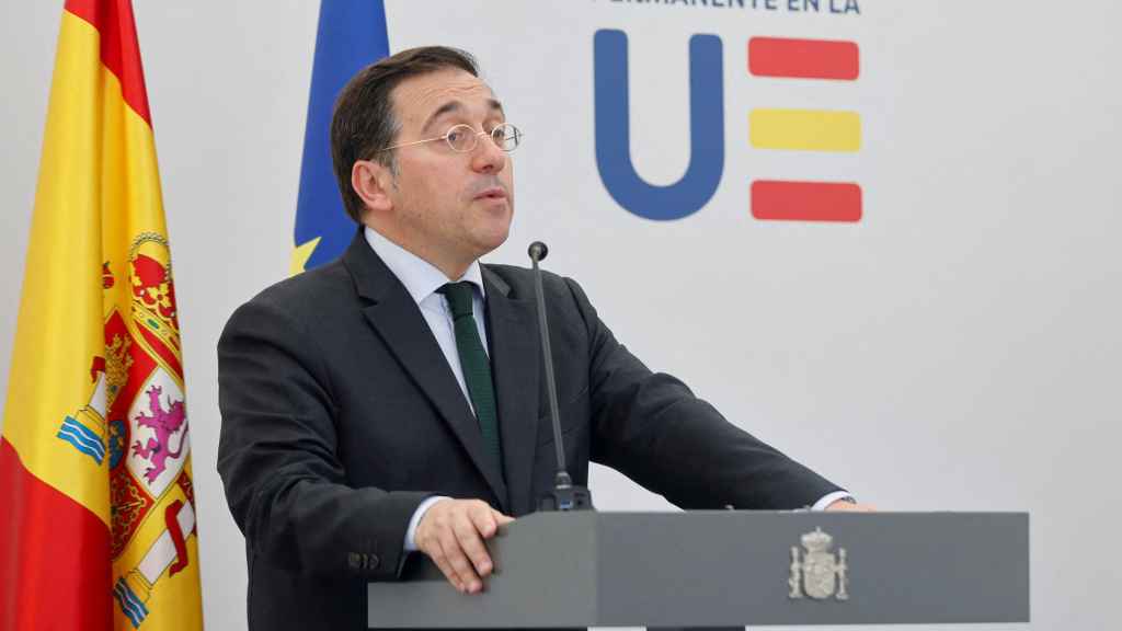 El ministro de Exteriores, José Manuel Albares, durante su rueda de prensa con el primer ministro palestino, Mohammad Mustafa, este domingo en Bruselas