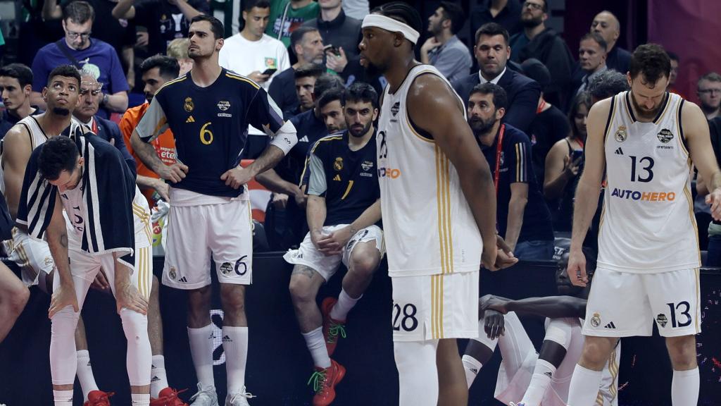 Los jugadores del Real Madrid, cabizbajos tras su derrota en la Euroliga.