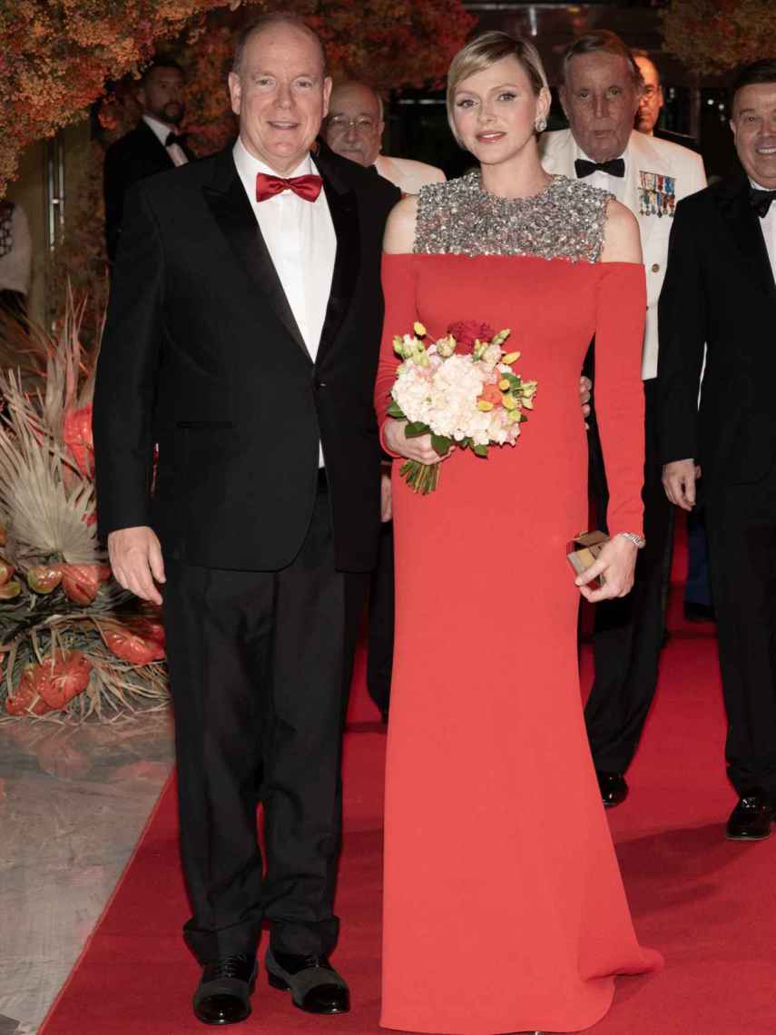 La Princesa, junto a Alberto de Mónaco, con look de Vuitton.